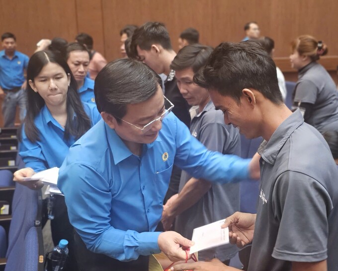 Ông Phạm Trọng Nhân, Chủ tịch Liên đoàn Lao động tỉnh Bình Dương trao tặng quà cho các  công nhân lao động trên địa bàn tỉnh 