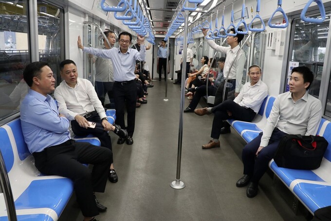 Đoàn công tác trải nghiệm tuyến metro số 1