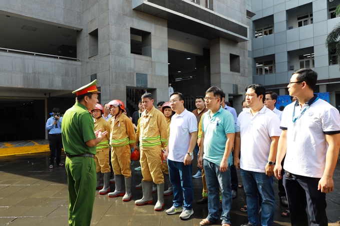 Thượng tá Vũ Văn Long, Phó Trưởng Công an Quận 4 hướng dẫn các kỹ năng cứu nạn cứu hộ cho giảng viên, sinh viên