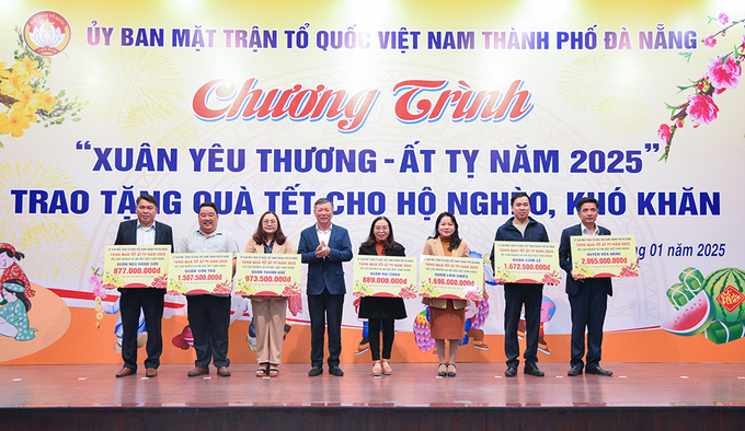 Chủ tịch Ủy ban MTTQ Việt Nam TP. Đà Nẵng Lê Văn Trung trao bảng tượng trưng số lượng hỗ trợ quà Tết các hộ nghèo cho Mặt trận 7 quận, huyện