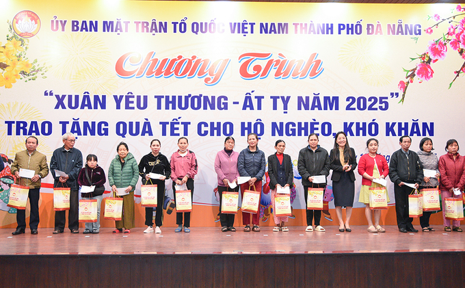 Phó Chủ tịch Thường trực Ủy ban MTTQ Việt Nam TP. Đà Nẵng Tăng Hoàng Hôn Thắm trao quà cho các hộ của quận Ngũ Hành Sơn và Cẩm Lệ