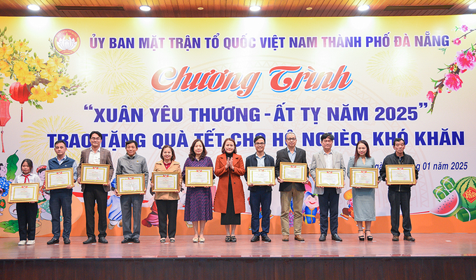 Phó Chủ tịch Ủy ban MTTQ Việt Nam TP. Đà Nẵng Trần Thị Mẫn tặng Ủy ban MTTQ Việt Nam thành phố cho các tập thể có thành tích trong vận động, ủng hộ khắc phục thiệt hại do bão số 3 gây ra ở các tỉnh phía Bắc