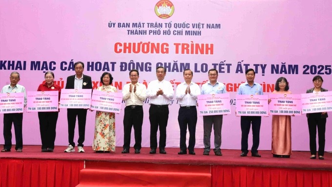 Ông Nguyễn Phước Lộc - Chủ tịch Ủy ban MTTQ Việt Nam TP. HCM trao bảng tượng trưng chăm lo tết cho người khó khăn đến các đơn vị, tổ chức thành viên của Ủy ban MTTQ Việt Nam thành phố