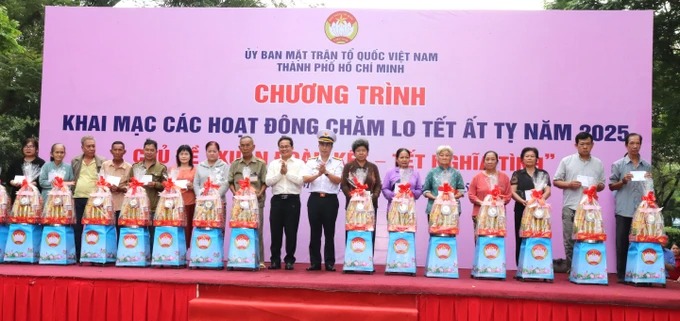 Ông Phạm Minh Tuấn - Phó Chủ tịch Ủy ban MTTQ Việt Nam TP. HCM trao quà cho các hộ dân khó khăn