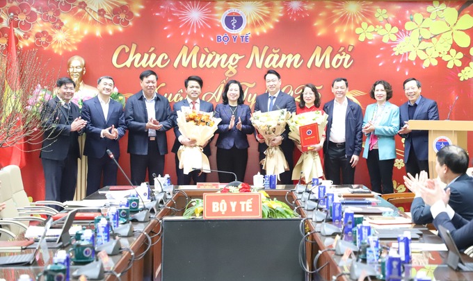 Đại diện Cục Quản lý Y, Dược cổ truyền chúc mừng đồng chí Trần Minh Ngọc