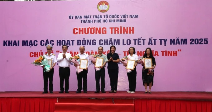 Ông Nguyễn Phước Lộc - Chủ tịch Ủy ban MTTQ Việt Nam TP. HCM trao thư cảm ơn và hoa đến các đơn vị đồng hành