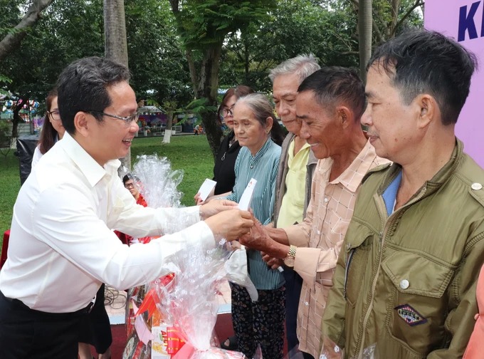 Ông Phạm Minh Tuấn - Phó Chủ tịch Ủy ban MTTQ Việt Nam TP. HCM trao quà cho các hộ dân khó khăn