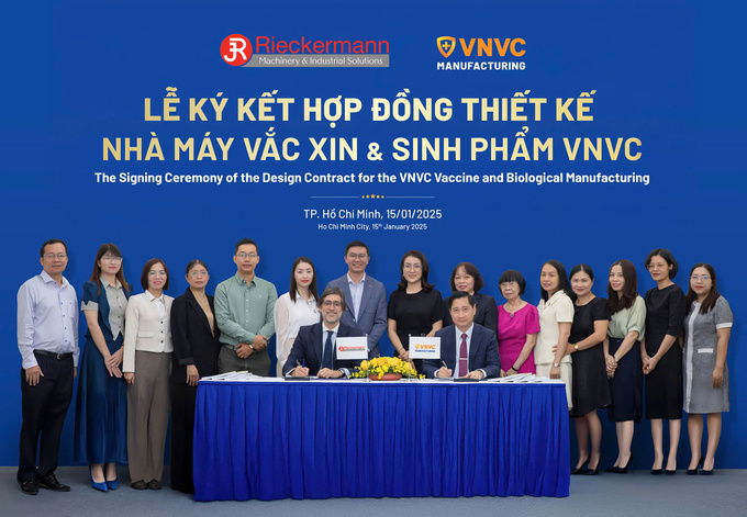 Ông Ngô Chí Dũng, Chủ tịch HĐQT, Tổng Giám đốc Công ty Cổ phần Vacxin Việt Nam (VNVC) và ông Jorge Domingo Guerra, Giám đốc phát triển kinh doanh Tập đoàn Rieckermann, ký hợp đồng thiết kế Nhà máy sản xuất vắc xin và sinh phẩm VNVC