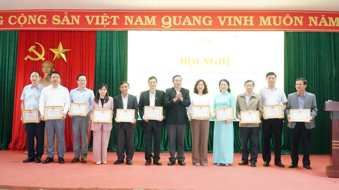 Sở Y tế cũng tặng danh hiệu “Chiến sĩ thi đua cơ sở” cho các cá nhân (ảnh: Quang Nhật)