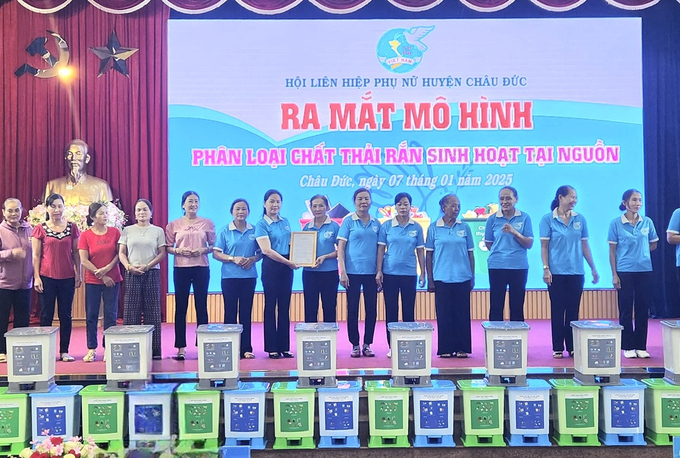 Đại diện Hội LHPN huyện Châu Đức trao Quyết định thành lập 2 mô hình 