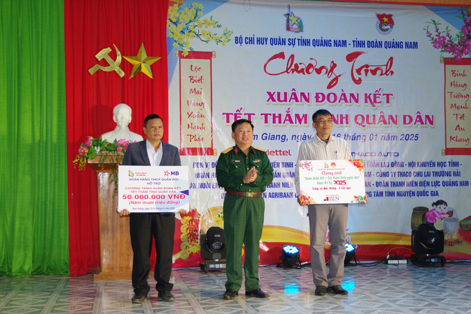 Đại tá Nguyễn Văn Tâm - Phó Chính ủy Bộ CHQS tỉnh Quảng Nam tặng 1 tấn gạo và 50 triệu đồng cho xã Đắc Pring