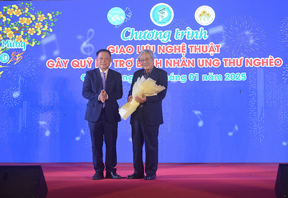 Ông Võ Văn Kha - Giám đốc Bệnh viện Ung bướu TP. Cần Thơ tặng hoa cho GS.BS Nguyễn Chấn Hùng - Chủ tịch danh dự Hội Ung thư Việt Nam