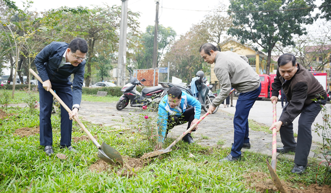 Lãnh đạo thành phố và các đại biểu thực hiện trồng tuyến đường hoa sau lễ phát động