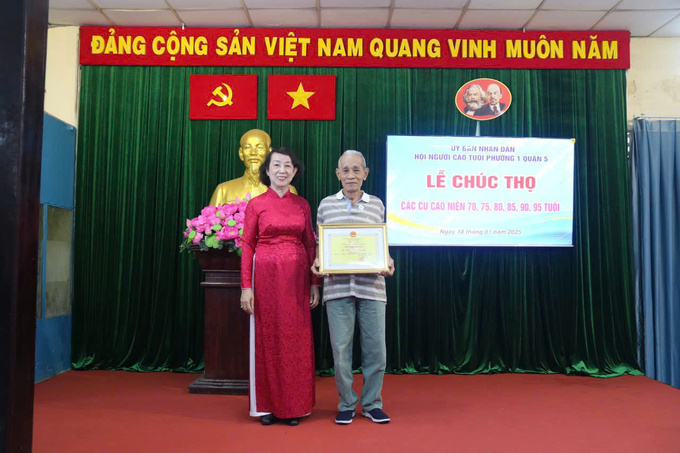 UBND phường 1, quận 5 trao bằng chúc thọ, mừng thọ cho người cao tuổi