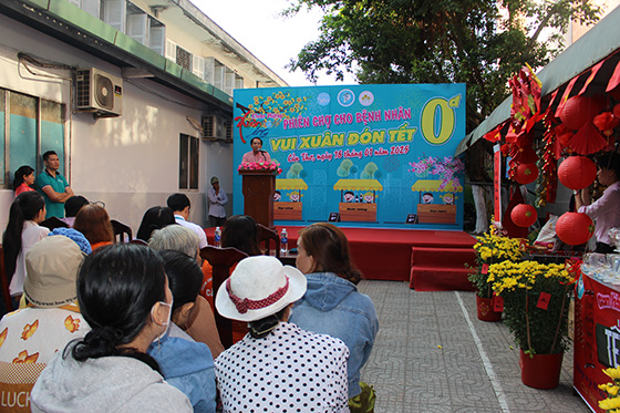 Ông Lê Tiến Mãnh - Phó Giám đốc Bệnh viện Ung bướu TP. Cần Thơ phát biểu tại chương trình khai mạc phiên chợ “0 đồng” cho bệnh nhân vui xuân đón Tết