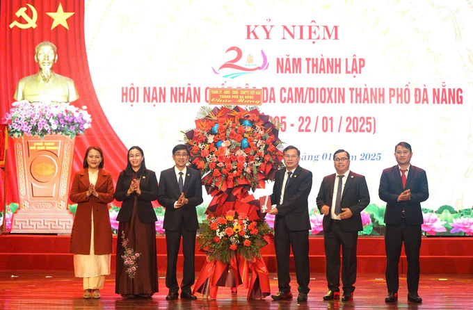 Lãnh đạo thành phố tặng hoa chúc mừng kỷ niệm 20 năm thành lập Hội Nạn nhân chất độc da cam/dioxin thành phố