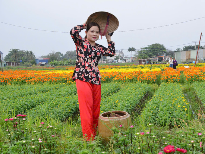 Chị Ngọc Điệp với Nón lá và Áo Bà ba bên Làng hoa Tân Ba