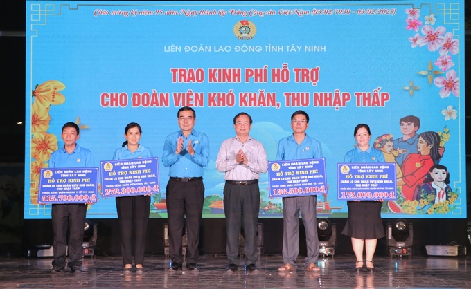 Các lãnh đạo tỉnh trao kinh phí hỗ trợ đón Tết cho đoàn viên khó khăn, đoàn viên thu nhập thấp tại các công đoàn ngành