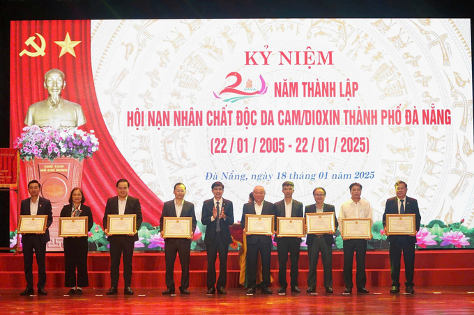 Trưởng ban Dân vận Thành ủy Trần Thắng Lợi trao bằng khen của UBND thành phố cho các tập thể có thành tích xuất sắc trong thực hiện phong trào thi đua “Chung tay xoa dịu nỗi đau da cam” giai đoạn 2005-2025