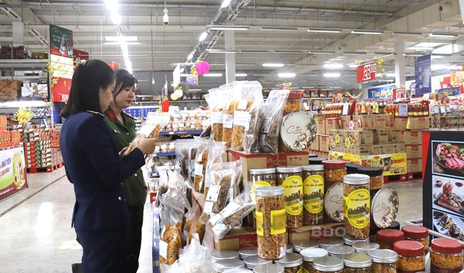 Tăng cường thanh, kiểm tra liên ngành bảo đảm an toàn thực phẩm trong thời gian trước, trong và sau tết (Ảnh: M.H)