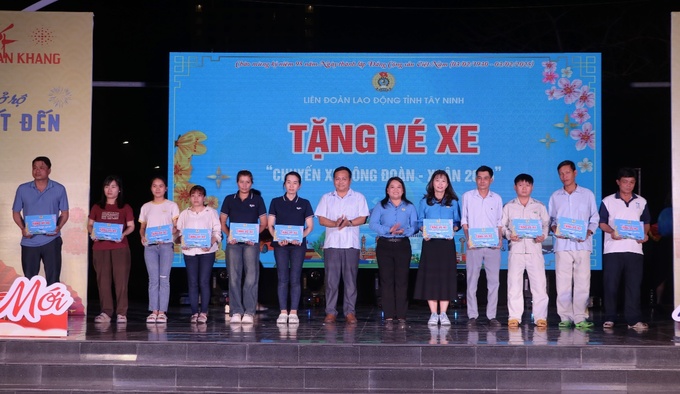 Tặng vé xe “Chuyến xe Công đoàn – Xuân 2025” cho công đoàn viên về quê đón Tết