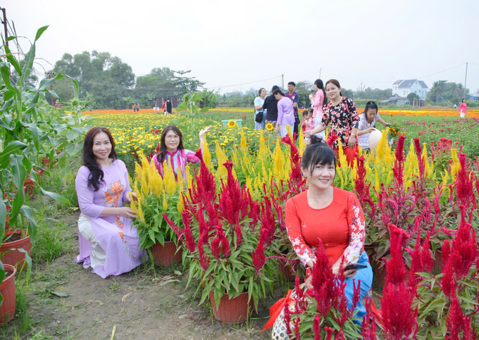 Những tà áo dài truyền thống tạo dáng, chụp hình lưu lại kỷ niệm đẹp bên Làng hoa Tân Ba vào những ngày cuối năm