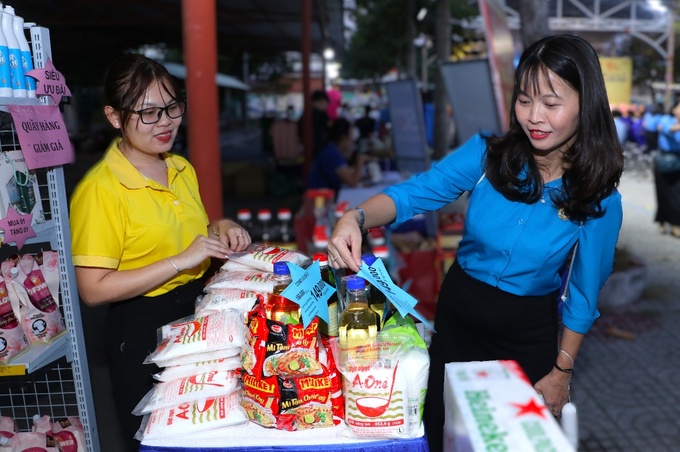 Công đoàn viên các Công đoàn ngành tham quan mua sắm tại các gian hàng