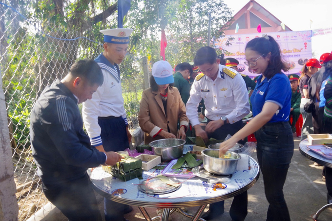 Cán bộ, chiến sĩ Lữ đoàn tham gia thi gói bánh chưng