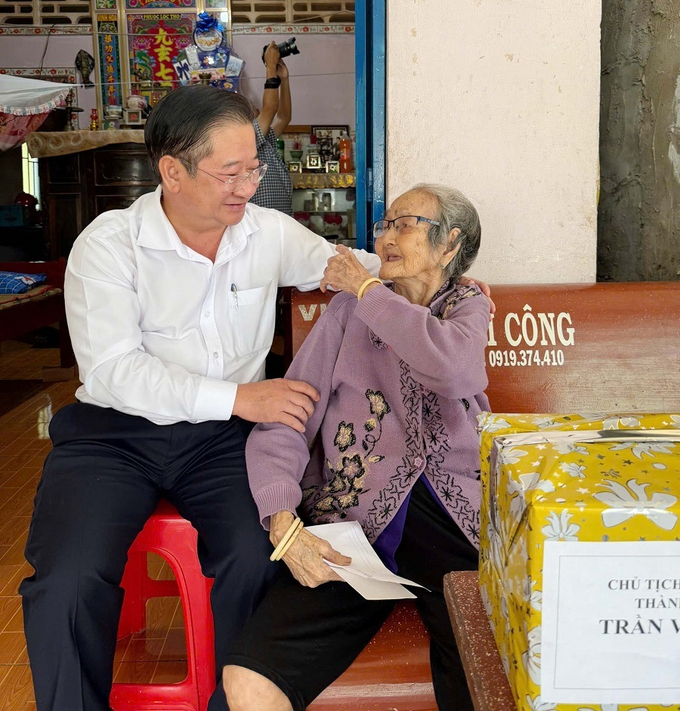 Chủ tịch UBND TP. Cần Thơ thăm hỏi, động viên gia đình chính sách tiêu biểu, hộ nghèo có hoàn cảnh đặc biệt khó khăn trên địa bàn huyện Thới Lai (Ảnh: Lê Hoàng Hải)