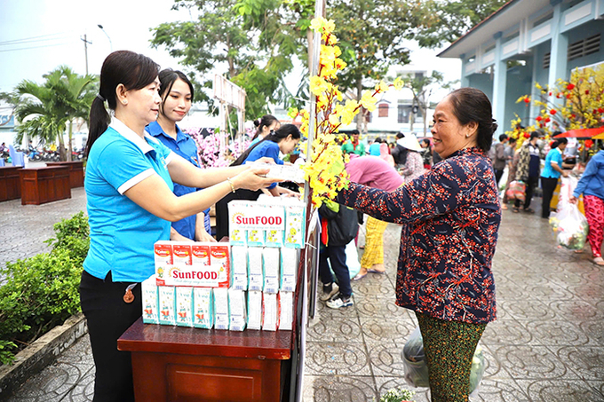 Người dân tham gia “Phiên chợ nghĩa tình”