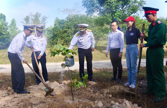 Trung tá Phạm Đức Cần , Phó Chính uỷ Lữ đoàn 682 và các ban, ngành, đoàn thể tỉnh, trồng cây lưu niệm