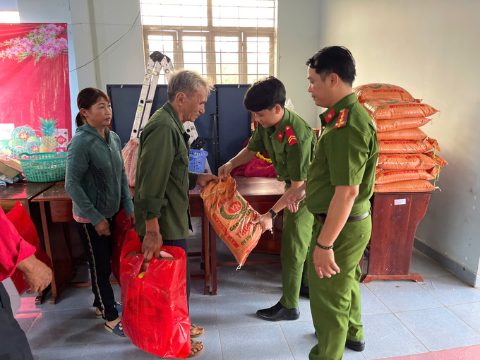 100 phần quà đã được trao tặng cho các đối tượng là trẻ em nghèo, trẻ em mồ côi và các gia đình có hoàn cảnh khó khăn