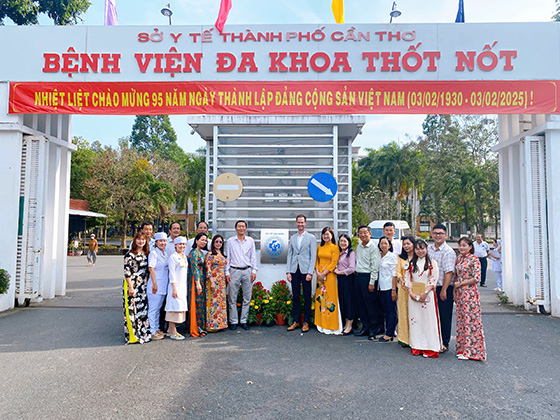 Các đại biểu mở khăn khai trương biển hiệu “Bệnh viện thực hành nuôi con bằng sữa mẹ xuất sắc” tại Bệnh viện Đa khoa quận Thốt Nốt