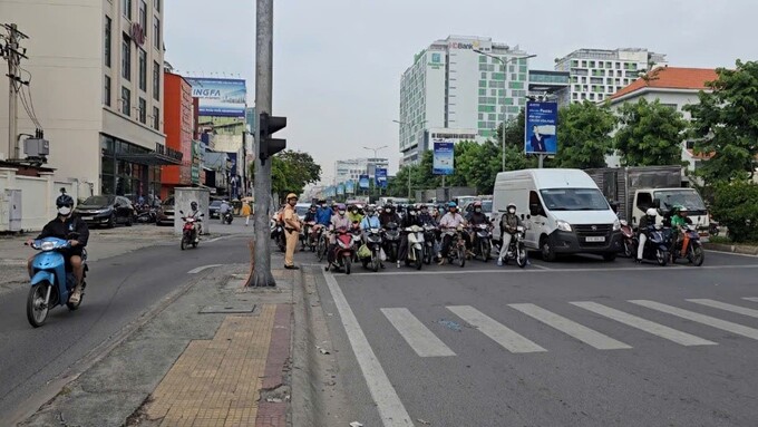 Các phương tiện rẽ phải the làn đường dàng cho các phương tiện rẽ trước đèn tín hiệu giao thông tại giao lộ Cộng Hòa – Út Tịch, TP. HCM