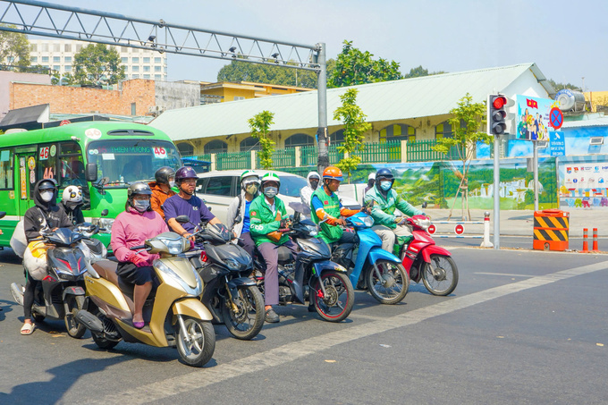 Các phương tiện dừng đèn đỏ trước vạch sơn dừng thể hiện sự thay đổi về ý thức chấp hành đèn tín hiệu giao thông của người dân Thành phố