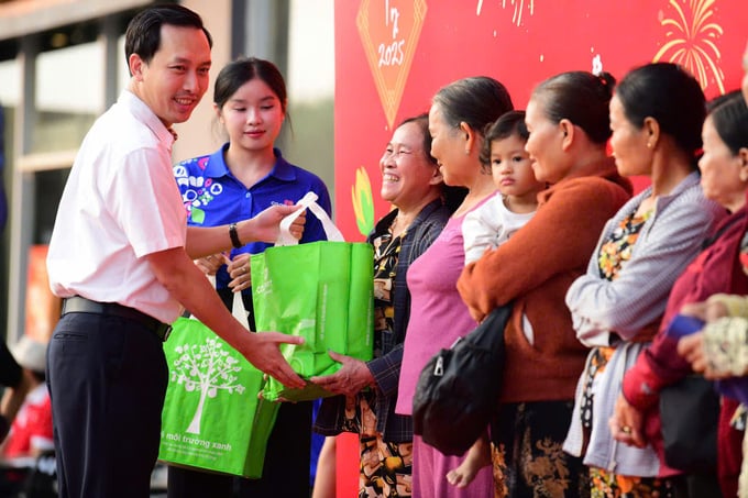 Chủ tịch HĐQT Saigon Co.op Vũ Anh Khoa trao quà cho người dân về quê đón Tết