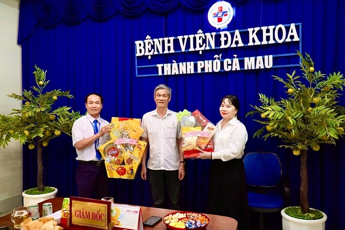 Bác sĩ Trần Quang Khóa – Phó Giám đốc điều hành Sở Y tế tặng quà chúc tết Trung tâm Y tế và Bệnh viện Đa khoa thành phố Cà Mau