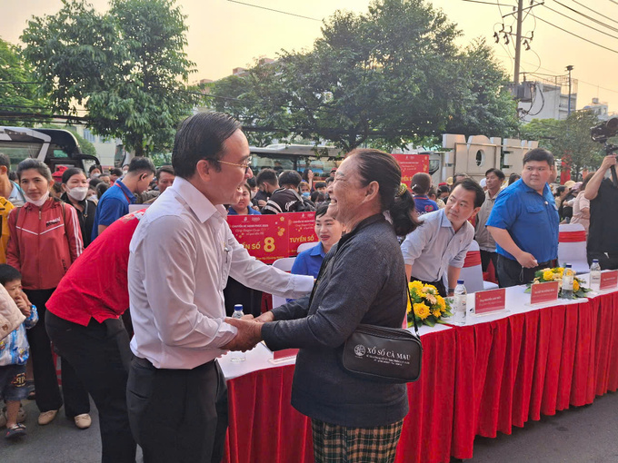 Ông Nguyễn Ngọc Thắng - Phó Tổng Giám đốc Saigon Co.op, chúc người dân về quê đónTết hạnh phúc bên người thân