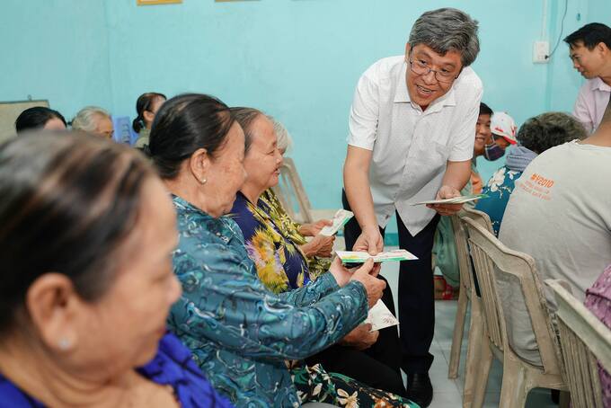 Phó Chủ tịch UBND tỉnh Nguyễn Minh trao tặng quà Tết cho các hộ nghèo, gia đình chính sách tại chương trình