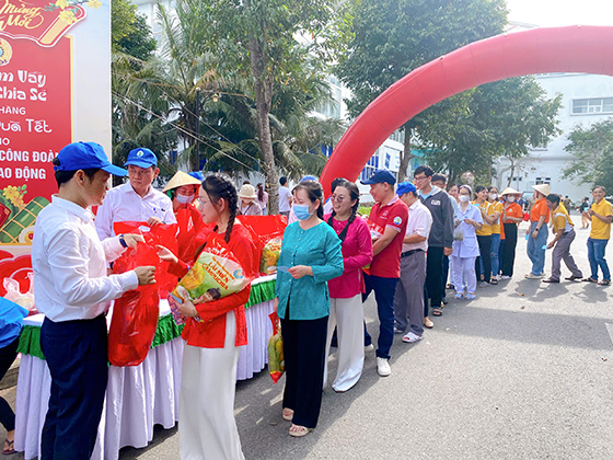 Ông Hoàng Quốc Cường - Giám đốc Sở Y tế trao quà cho đoàn viên công đoàn Bệnh viện Nhi đồng