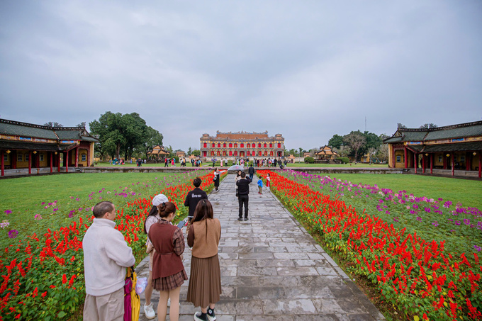 Nhiều người dân tham quan, check-in điện Kiến Trung