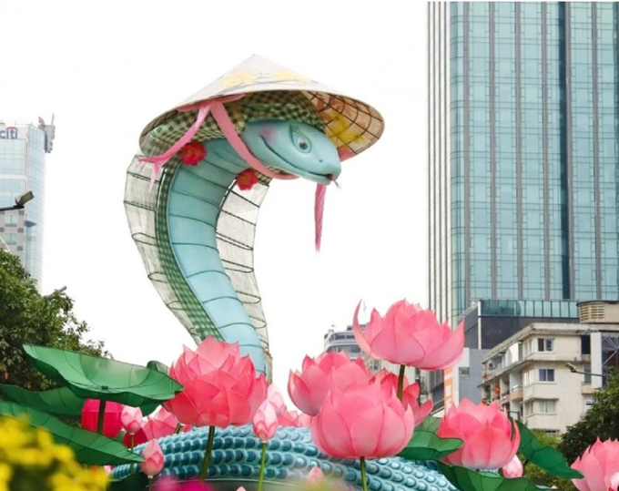 Nàng Tỵ được thiết kế theo nét đặc trưng của phụ nữ miền Nam với khăn rằn và nón lá, có chiều dài hơn 50 mét, cao hơn 10 mét