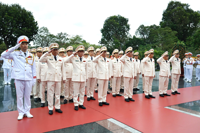 Đoàn đại biểu Đảng ủy Công an Trung ương - Bộ Công an tưởng niệm các Anh hùng Liệt sĩ tại Đài tưởng niệm các Anh hùng Liệt sĩ, đường Bắc Sơn, Hà Nội - Ảnh: VGP/Nhật Bắc