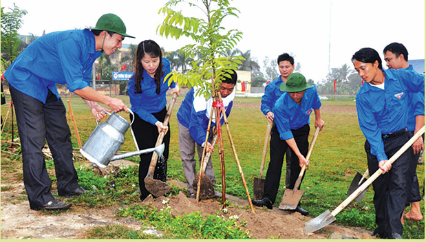 Thanh niên tham gia trồng cây tại lễ phát động Tết trồng cây “Đời đời nhớ ơn Bác Hồ” do Trung ương Đoàn tổ chức