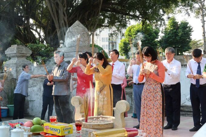 Lãnh đạo Thành phố thành kính dâng hương tại Lăng mộ Đức tả quân Lê Văn Duyệt