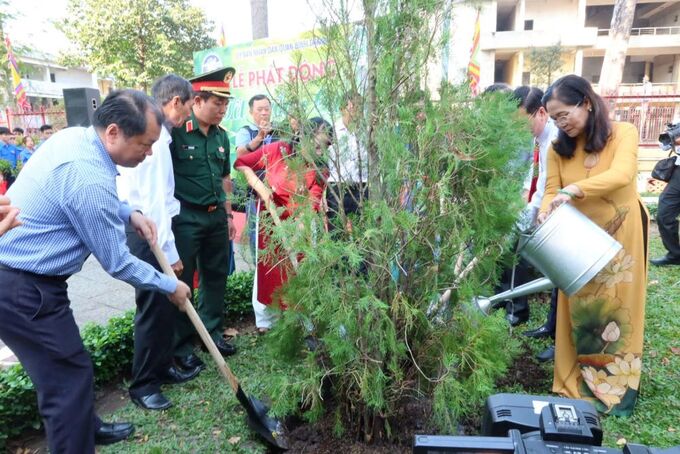 Chủ tịch HĐND Thành phố Nguyễn Thị Lệ thực hiện nghi thức trồng cây