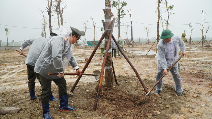 Lãnh đạo Thành phố, Công an thành phố tham gia trồng cây xanh tại khuôn viên trụ sở mới Công an thành phố, phường Thuỷ Vân, quận Thuận Hoá, TP. Huế