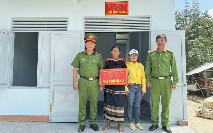 Trao tặng nhà tình nghĩa cho hộ nghèo, khó khăn về nhà ở, gia đình chính sách, đồng bào dân tộc thiểu số trên địa bàn tỉnh