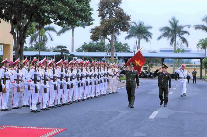 Bộ trưởng Lương Tam Quang duyệt Đội danh dự Công an tỉnh Nam Định