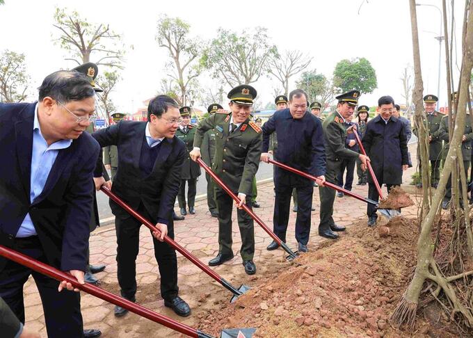 Bộ trưởng Lương Tam Quang cùng các đại biểu trồng cây tại khuôn viên Công an tỉnh Nam Định